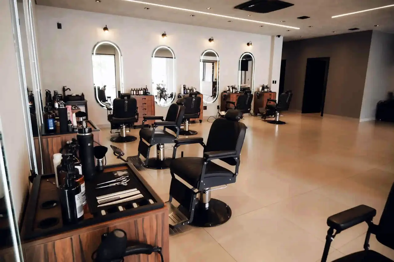 Salão da Barbearia Montreal em Cascavel com cadeiras de barbeiro e espelhos iluminados
