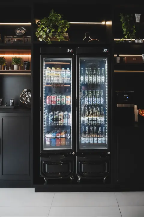 Geladeira com cervejas e bebidas para os clientes da barbearia