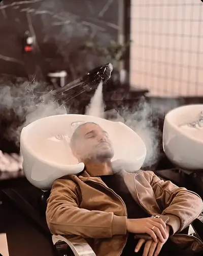 Cliente relaxando na lavagem com vapor da Barbearia Montreal