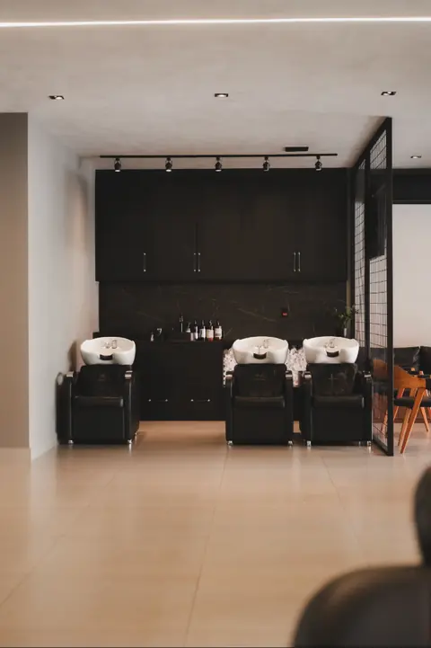 Área de lavatórios da Barbearia Montreal