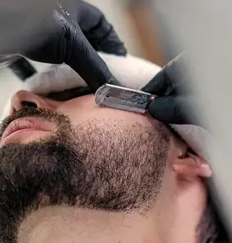 Barba feita na navalha do plano de barba ilimitada