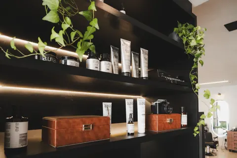 Prateleira com produtos para cabelo e barba na Barbearia Montreal