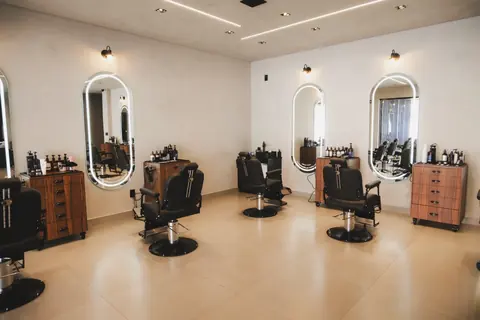 Salão da Barbearia Montreal no Cancelli, em Cascavel, com cadeiras de barbeiro e espelhos iluminados